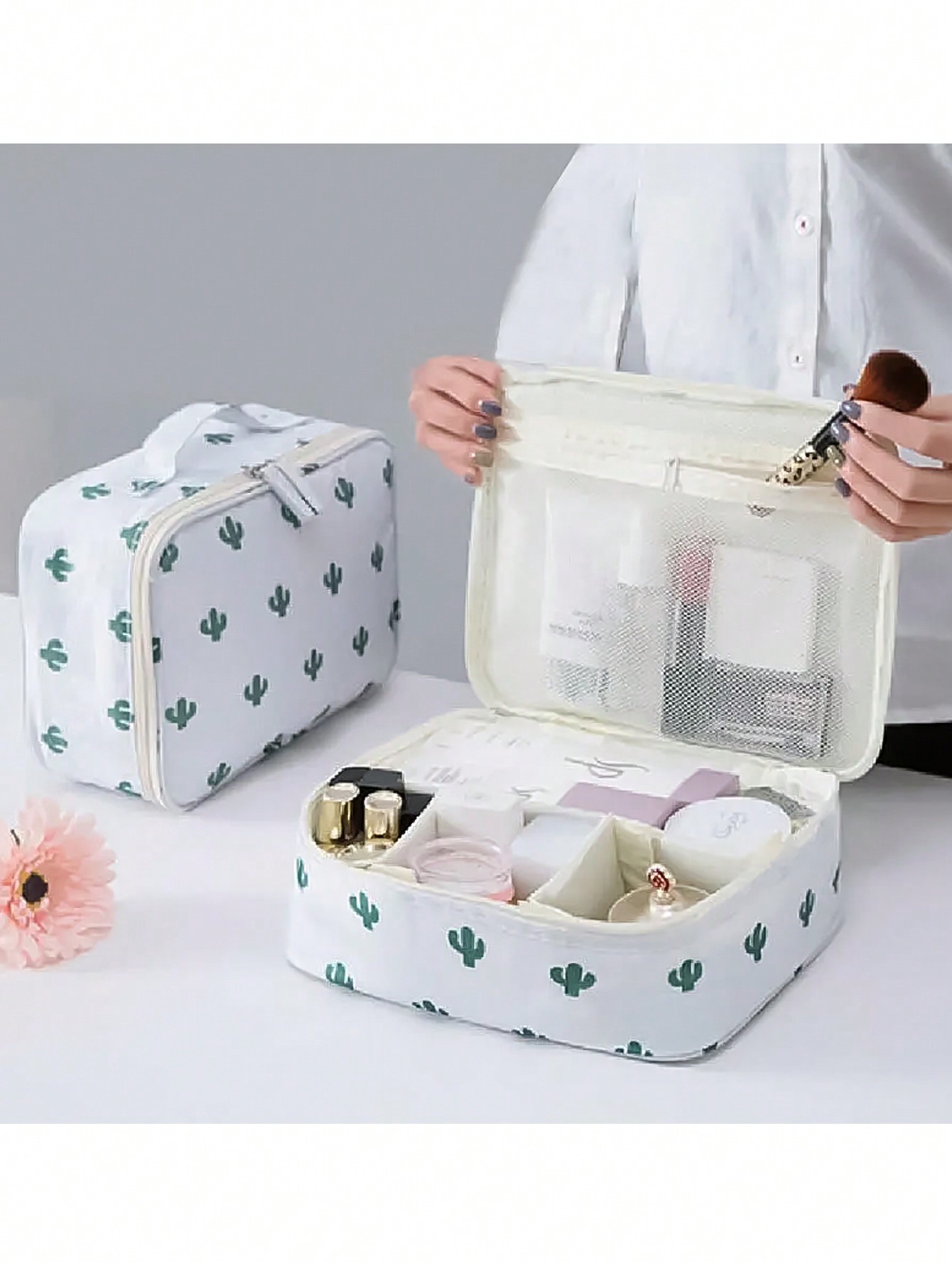 Tech Accessories Travel Bag - กระเป๋าเครื่องสำอางกันน้ำลายกระบองเพชร 1 ชิ้น แบบพกพาสำหรับจัดเก็บเครื่องสำอางและอุปกรณ์อาบน้ำ